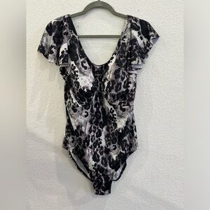 D&Co Women’s one piece ruffle sleeve swimsuit NWT